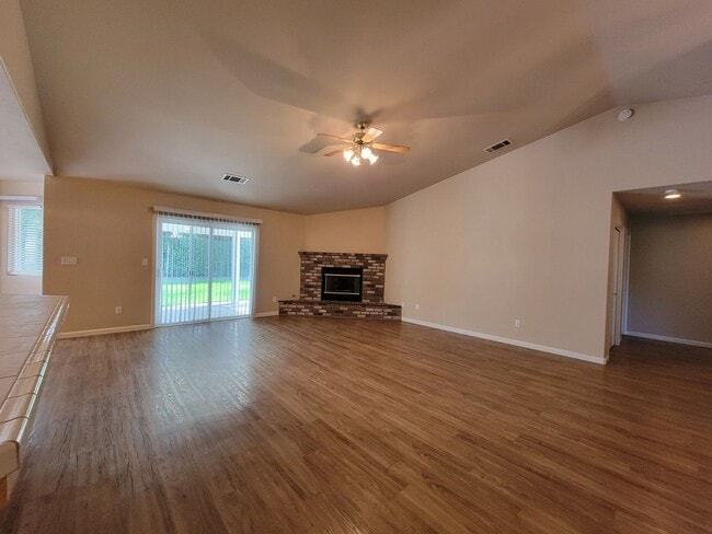Building Photo - 3 Bedroom 2 Bathroom in NE Visalia!