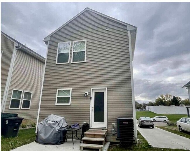 Building Photo - Updated 3 Bed, 2.5 Bath Home in Lane-Wooster Area