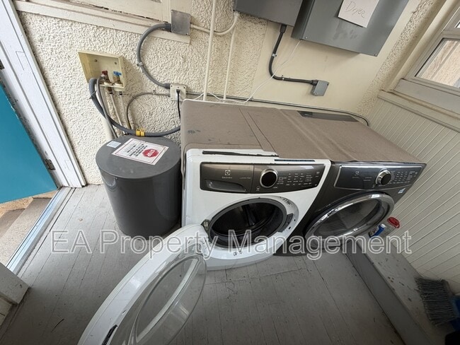 Building Photo - 116 Maple St SE