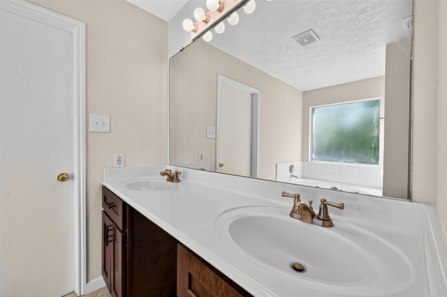 Building Photo - 4031 Clayton Bend Ct