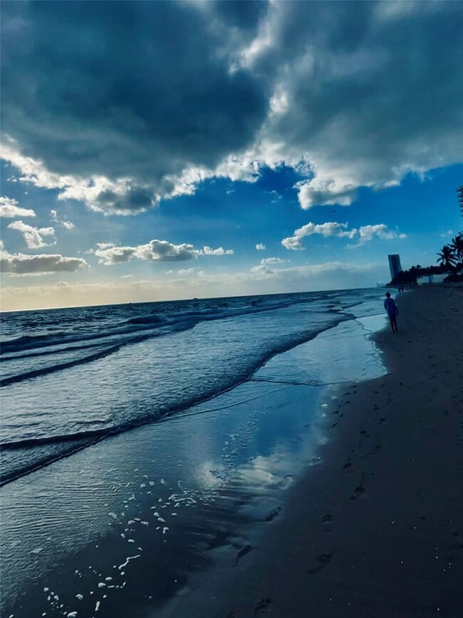 Building Photo - 2030 S Ocean Dr