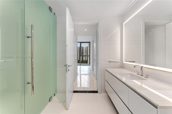 Building Photo - 300 Biscayne Blvd Way