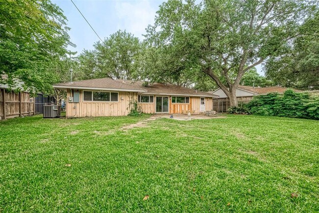 Building Photo - 5238 Beechnut St
