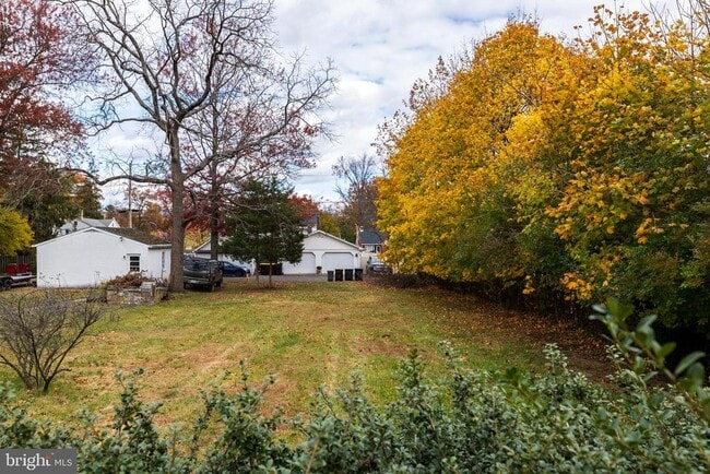 Building Photo - 107 E 6th St