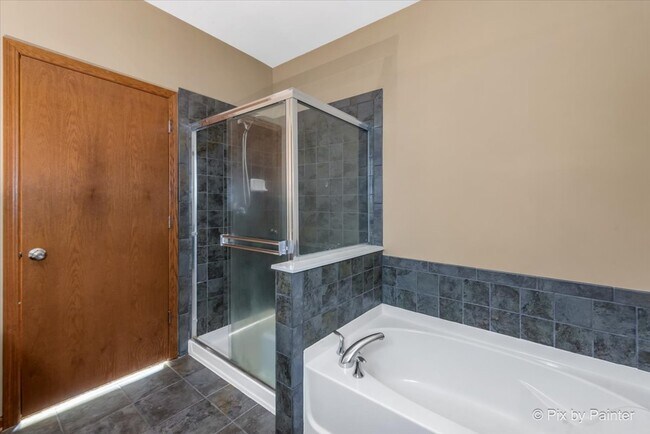 Building Photo - 2215 Aurora Dr
