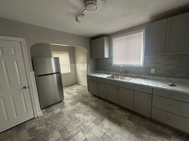 Building Photo - 15862 Stansbury Ave