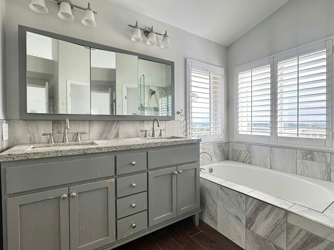 Building Photo - 4 Pastora