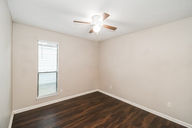 Building Photo - 1853 Alberta Ct N