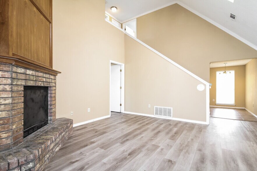 Building Photo - 2110 Westmore Dr