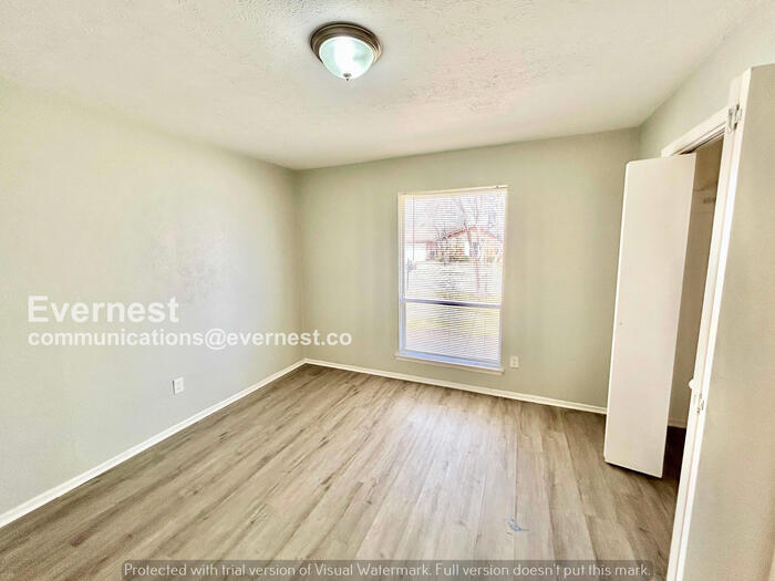 Building Photo - 415 Southlake Dr