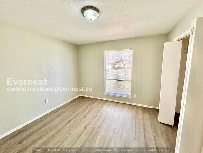 Building Photo - 3 Bed, 2 Bath Home with Fenced Yard & Garage / Pet-Friendly / Available Now!