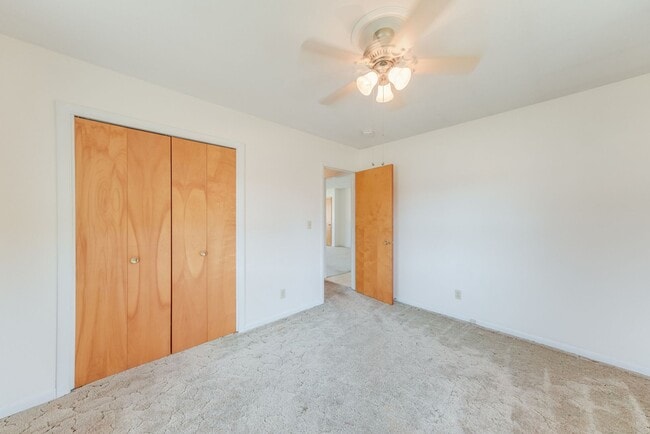 Building Photo - 2 bedroom 1 bathroom duplex-Available JUNE 2026