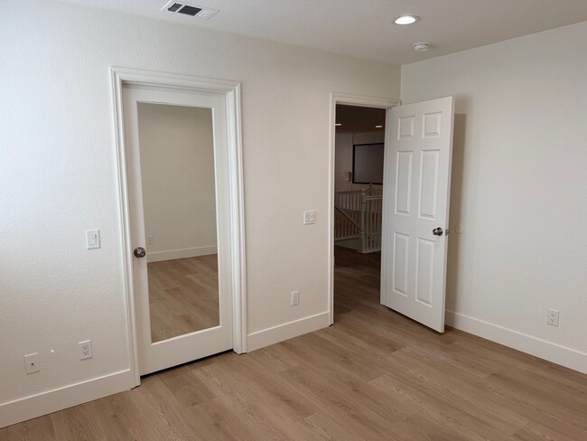 Building Photo - Amazing 5 bedroom home for rent in North Fontana