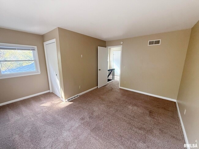 Building Photo - 6828 N Bobolink Rd