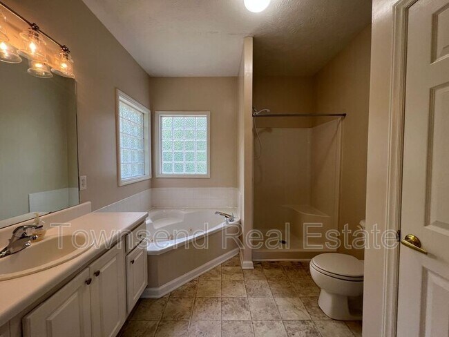 Building Photo - 824 Sage Creek Ln