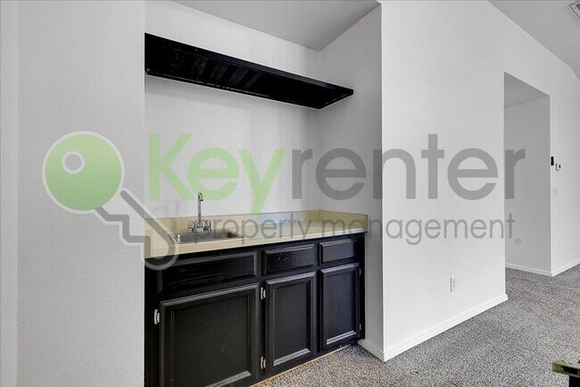 Building Photo - 1330 Kingswood Dr