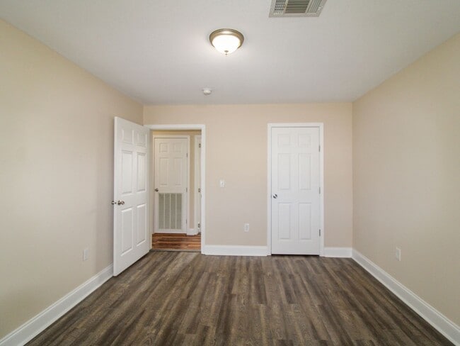 Building Photo - 123 Meadows Ln