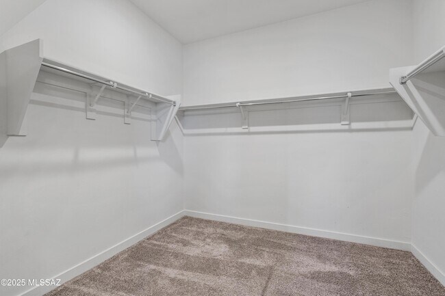 Building Photo - 1009 E Silver Ray Dr