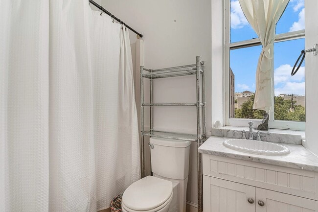 Building Photo - 350 King St