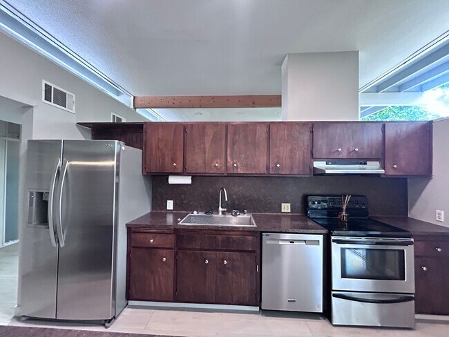 Building Photo - Three Bedroom Two Bathroom Home with Den/Home Office