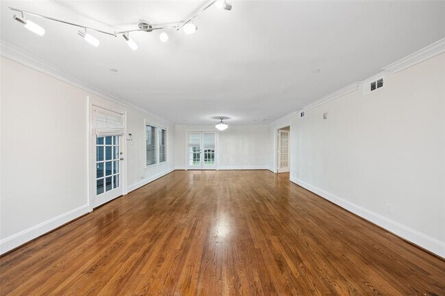 Building Photo - 1621 Heights Blvd