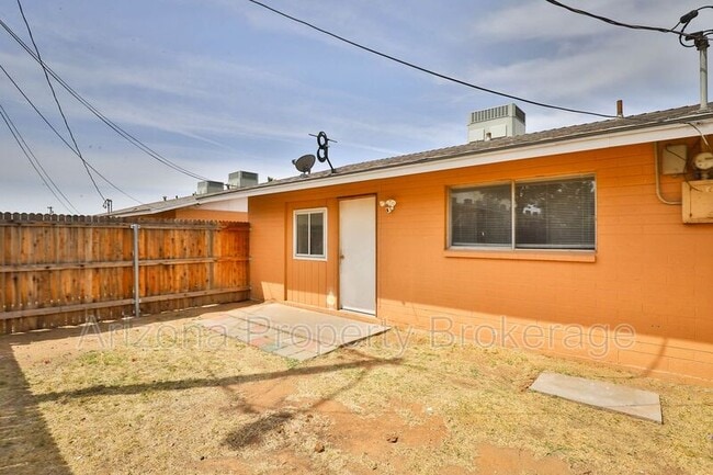 Building Photo - 1702 W Vogel Ave