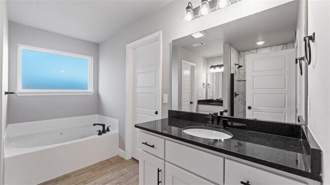 Building Photo - 5902 NW Hoover St