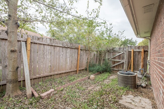 Building Photo - Charming 2-Bedroom, 2-Bath Townhouse in Pflugerville!