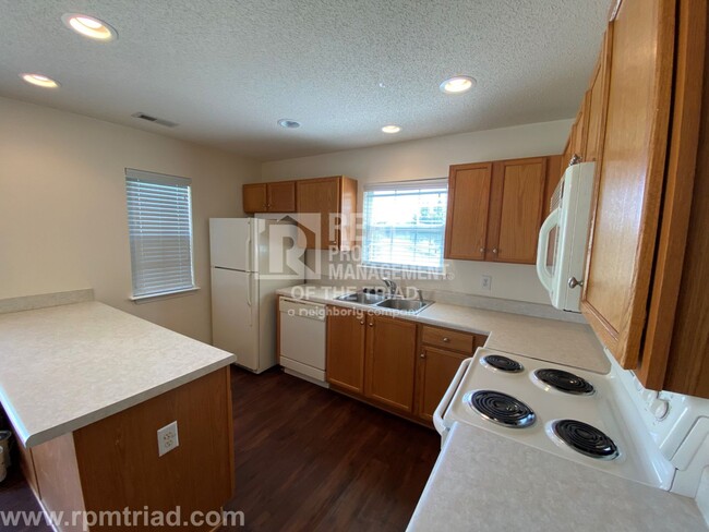 Building Photo - *Move In Special* Spacious 2BR/2.5BA End U...