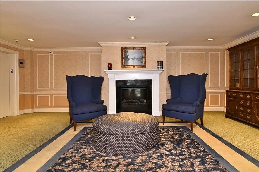 Lobby - 19425 Van Aken Blvd