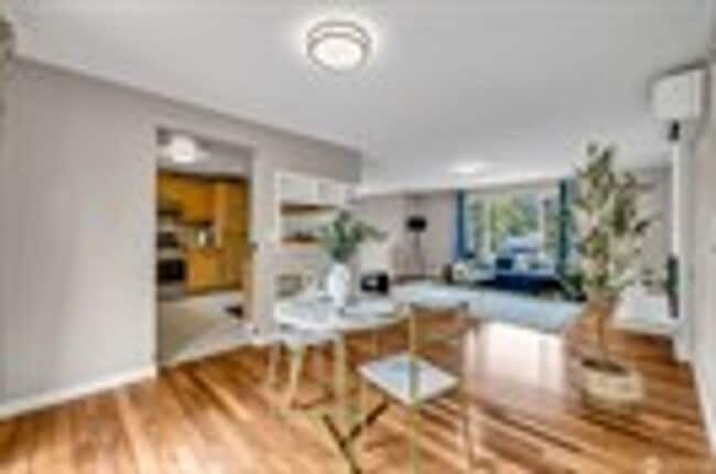 Building Photo - Move-In Ready 5-Bed on a Quiet Kingsgate Cul-de-Sac