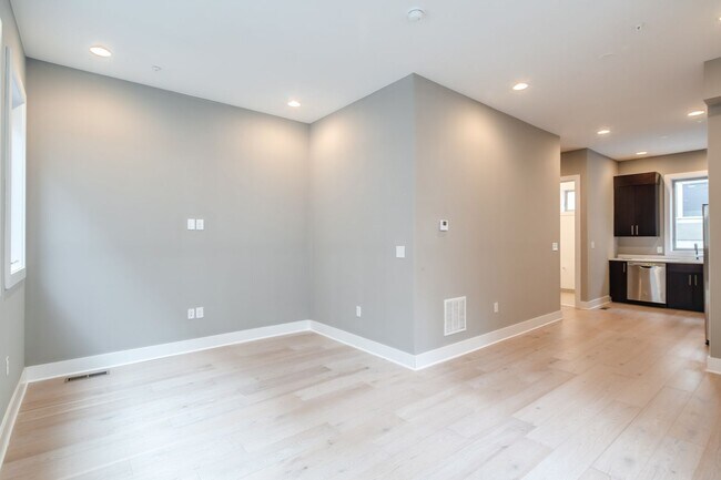Building Photo - Northern Liberties Townhome with Parking