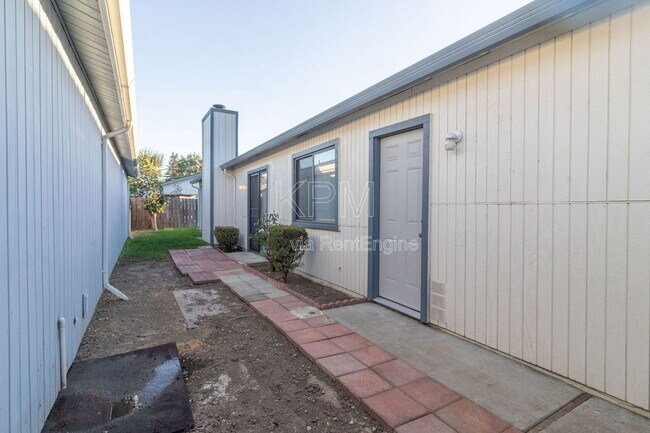 Building Photo - 6072 Carolina Cir