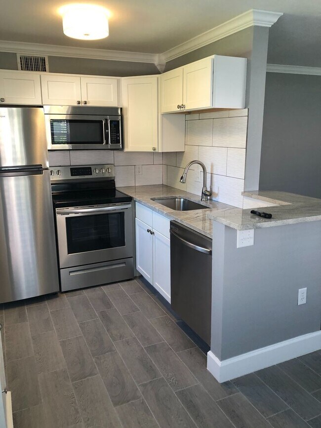 Building Photo - WALK TO THE BEACH FROM YOUR TOTALLY UPDATED, BEAUTIFUL CONDO!