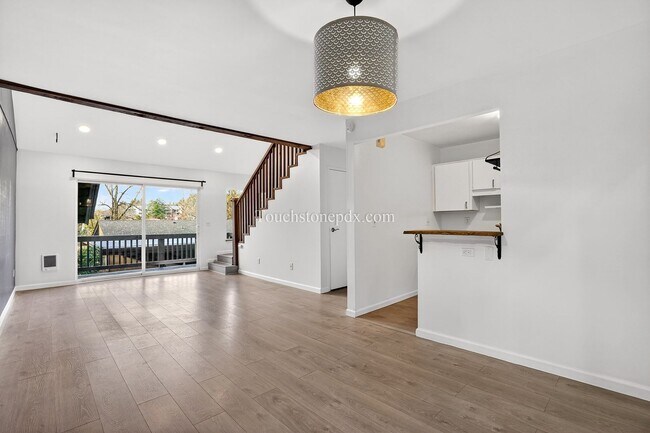 Building Photo - Updated 1BD/1BA Condo in Portland’s West Hills w/ Carport & Private Balcony