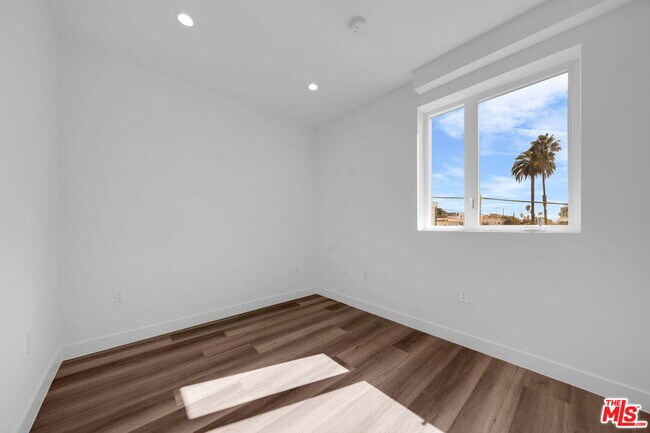 Building Photo - 667 Wilton Pl