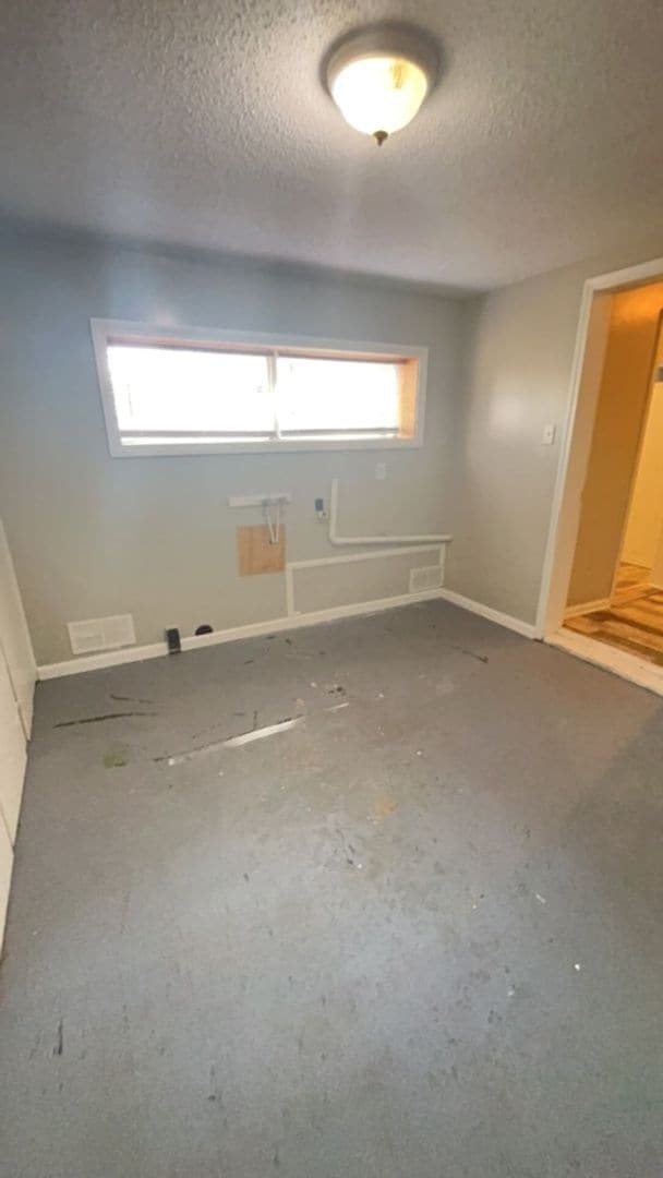 Building Photo - Spacious 2 Bedroom Home! Garage! Fenced in Backyard! Available Now!