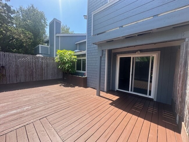 Building Photo - 3 Bed/2 Bath- Beautifully Updated Townhome...