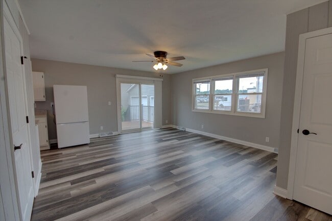 Building Photo - Remodeled 2 bed home