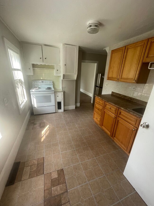 Building Photo - Large 2 bed unit right next to the Commute...