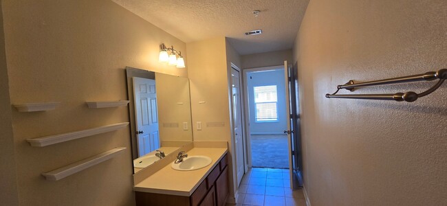 Building Photo - 2/2 Second Floor Condo in Willow Ridge