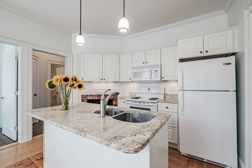 Kitchen - 218 Eastern Promenade