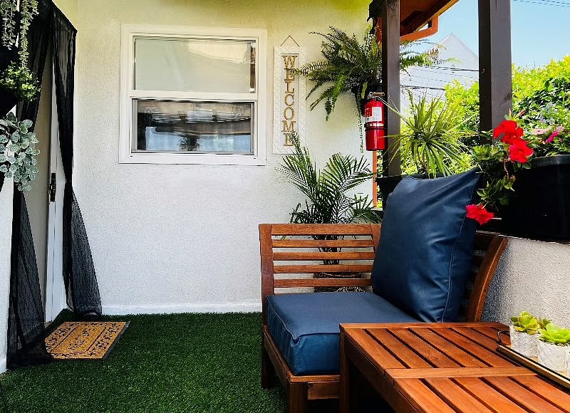 Private Patio w/ Television - 1529 1/2 Carmona Ave