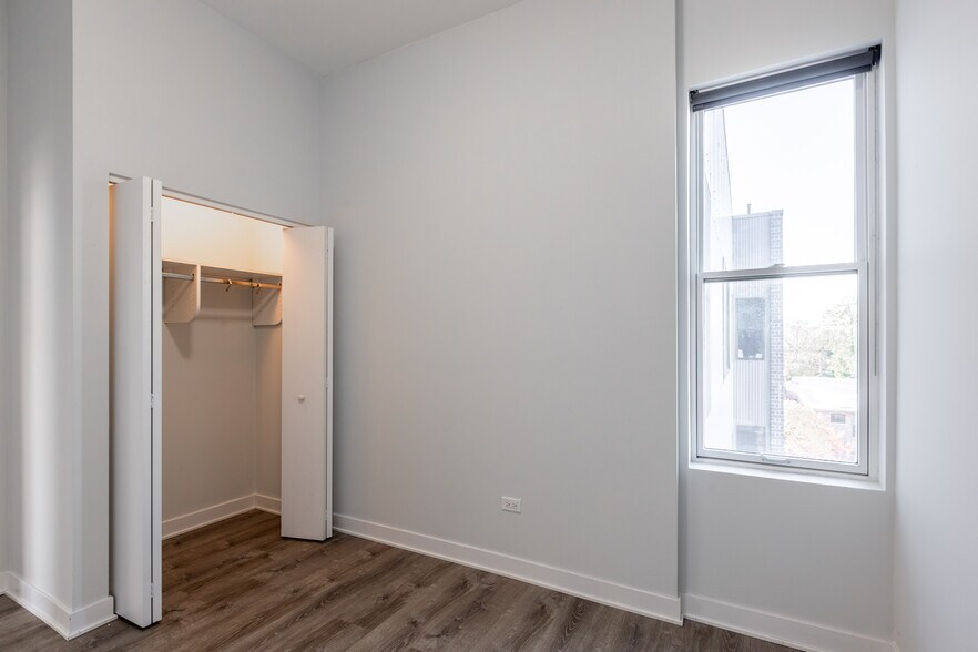 Building Photo - 2250 W Lawrence Ave