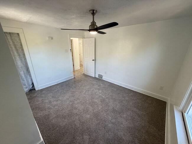 Building Photo - 5BR 1BA Home w/ Covered Patio • New Kitchen • Off-Street Parking in Akron