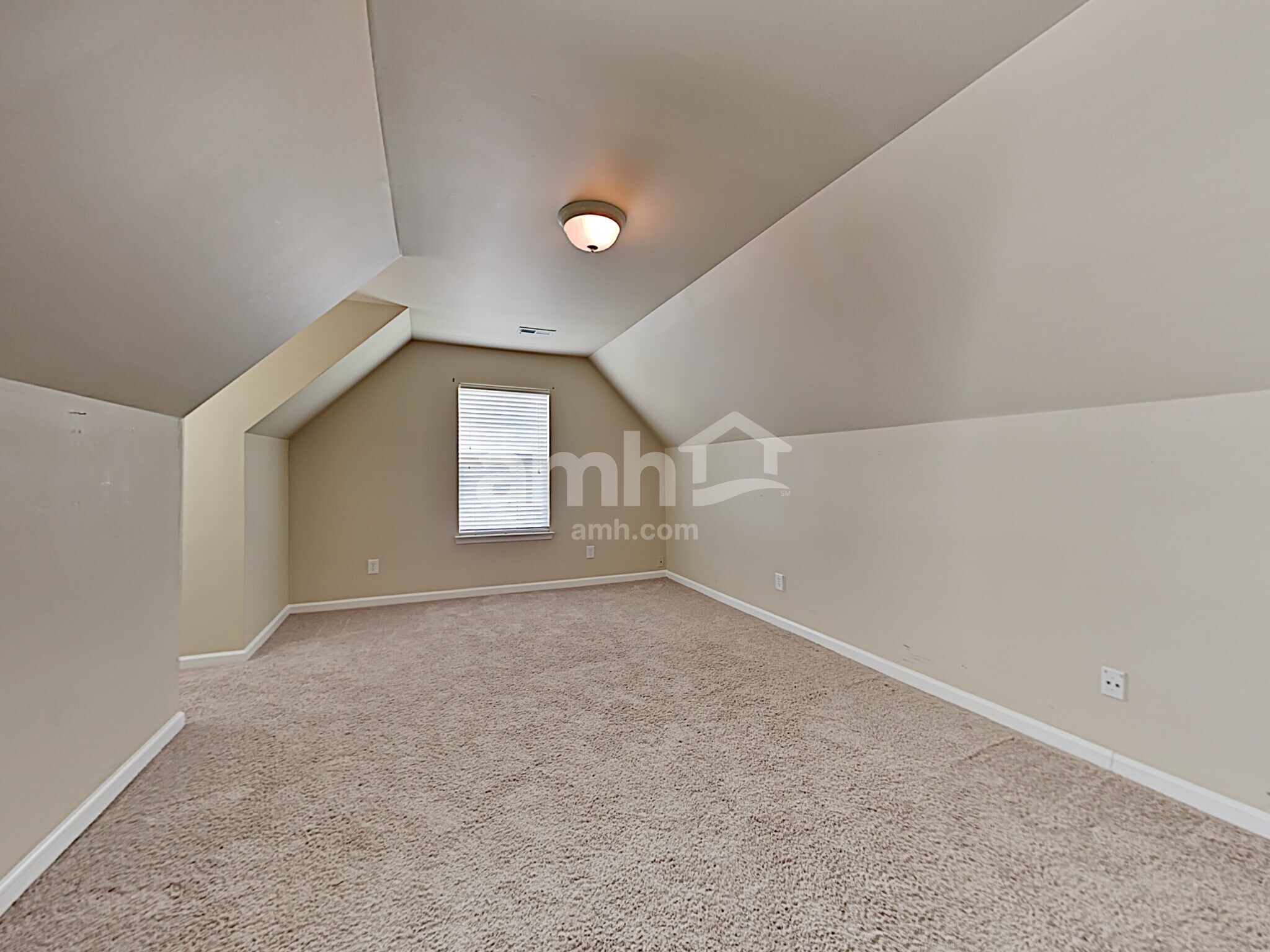 Building Photo - 1038 Vanguard Dr
