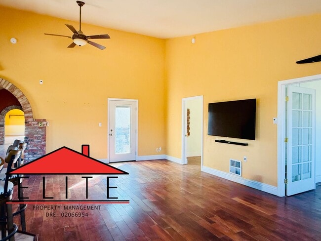 Building Photo - AVAILABLE NOW!!