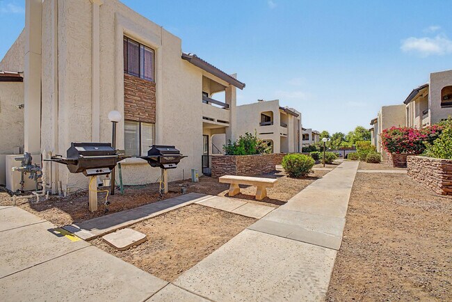 Building Photo - 3825 E Camelback Rd