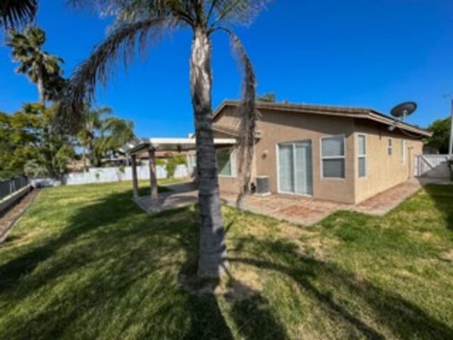 Building Photo - Stunning 2 bedroom Single-Story Home on Me...
