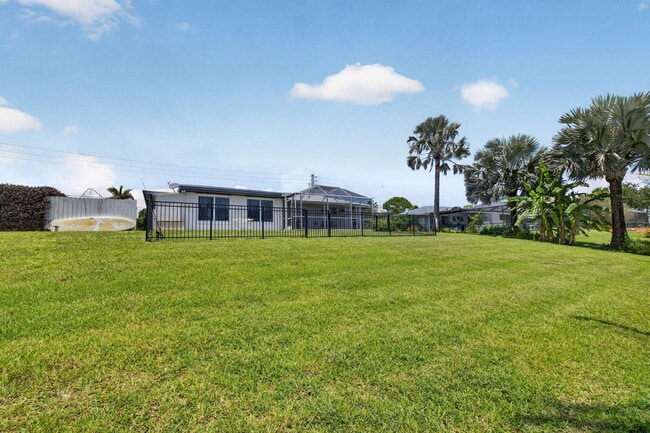 Building Photo - 416 SE Naranja Ave